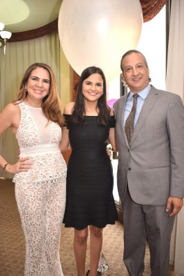 Denia y Roberto Flores Gómez junto a su hija Elena María