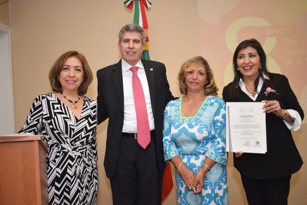 El cónsul de México Gilberto Limón, su esposa Maribel de Limón y Maru Ramírez, entregaron un reconocimiento a doña Rosario Castillo Galo