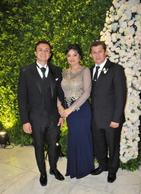 El novio, Carlos Perdomo, junto a sus padres, Carmen y Carlos Perdomo