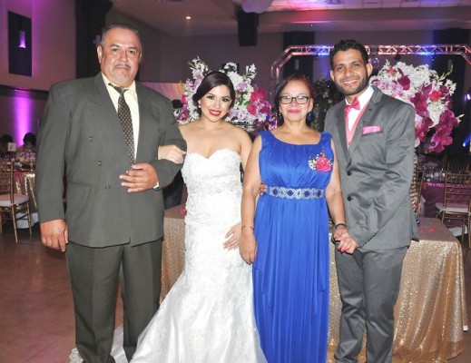 El padre de la novia, Edgardo Guillén, Fabiola Guillén y su madre, Alba Castillo junto a Oswaldo Salinas
