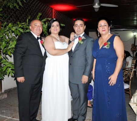 El padre de la novia, Oscar Zuniga, Amalia Zunida, Alejandro Pineda y Marisol Vasquez de Zuniga