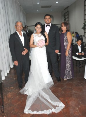 El padre del novio, Horacio Hernández, Alice Barrera, Marlon Castro y la madre de la novia, Alicia Brevé