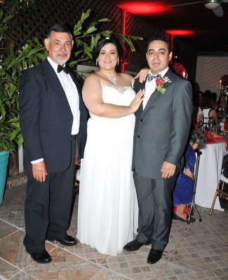 El padre del novio, Roberto Pineda, Amalia Zuniga y Alejandro Pineda
