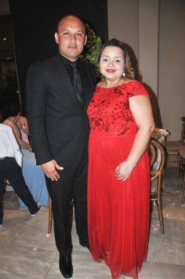 El pastor Ever Antúñez ofició la ceremonia de bodas. en la fotografía con su esposa, Paola de Antúnez