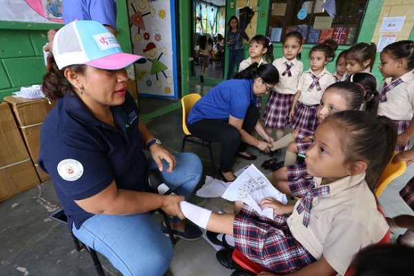 Entrega zapatos niños en Cofradia5