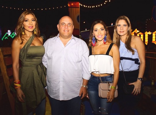 Ericka y Roy Morales con Carla Villar y Marisol Salgado