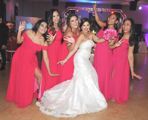 El cortejo de la novia: Eugenia Padilla, Annie de Flores, Ana Chavarría, Fabiola Guillén, Ibeth Vásquez y Angie Vásquez