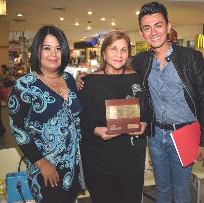 Fabiola Chávez Y Marvin Girón, junto a una de las agasajadas de la tarde, Farah Robles, quien recibió un reconocimiento especial de Proyección Talentos Honduras