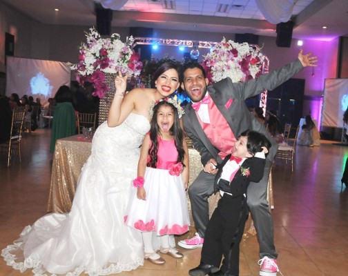 Fabiola y Oswaldo con sus hijos Luna y Lukah en una divertida fotografía del recuerdo