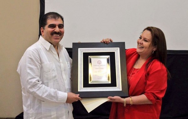 La Presidente de la Cámara de Intibucá, Jessica Zamora, entregó también reconocimiento al presidente de CCIC, Jorge Faraj.  