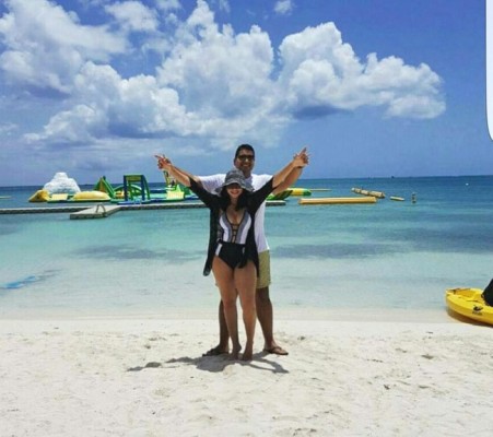 Gabriela Machuca y su esposo Victor Zelaya, disfrutando de unas merecidas vacaciones en la playa