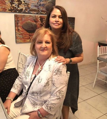 Glenda Sánchez con la cumpleañera, doña Ingrid de Yacamán
