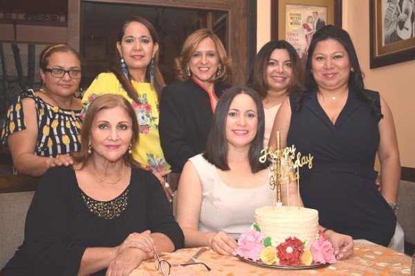 Golda junto a sus colegas, celebrando su cumpleaños