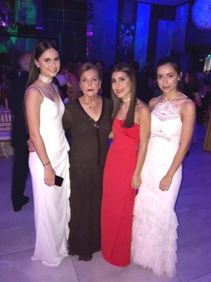 Hilda Mónica Cordoba bellísima con sus nietas