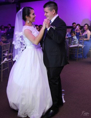 José Antonio y Ana Celina, acapararon las miradas de todos los presentes al compartir su primer baile como esposos.
