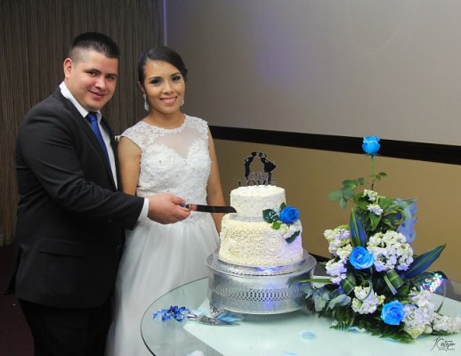 Los novios compartieron con todos sus invitados, el exquisito pastel de bodas elaborado por Maritzas Bakery