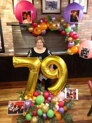 Doña Licida Sandoval en la celebración de su 79 aniversario de natalicio
