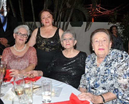 Irma Zuniga, Sandra Cardona, Mayita Mejía de Vásquez y doña Bertha Fiszman