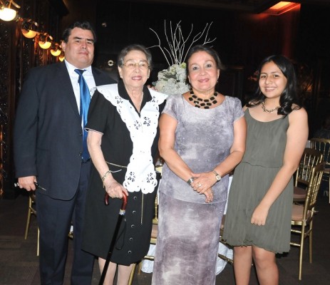 Jorge Corrales, Virginia Corrales, Martha Virginia Perdomo y Carla Corrales