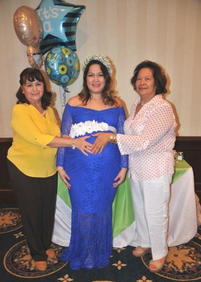 La abuela paterna, Mimí Monterrosa, Jenny Jackeline de Monterrosa y su madre, Paula Espinoza
