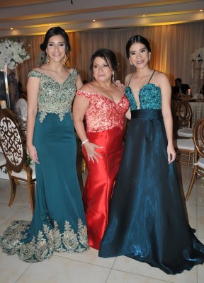 La familia de la novia, Kristhel Contreras, Mary Cruz Martínez y Karina Contreras