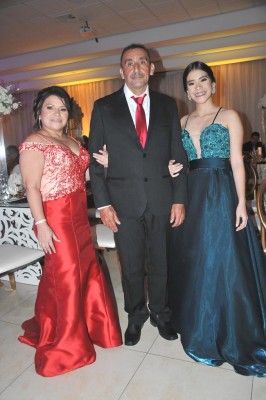 La familia de la novia, Mary Cruz Martínez, Santos Adelmo Contreras y Karina Contreras.