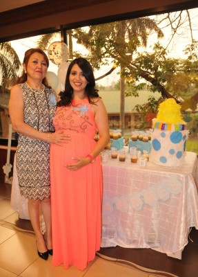 La futura mamá, Isis Cerrato de Gonzáles junto a su madre, doña María Muñoz.