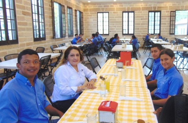 La licenciada Sonia Mejía compartió un rico almuerzo con los estudiantes