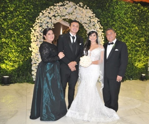 La madre de la novia, Elia de Mandujano, Carlos Perdomo, Sindy Mandujano y su padre, Conrado Mandujano