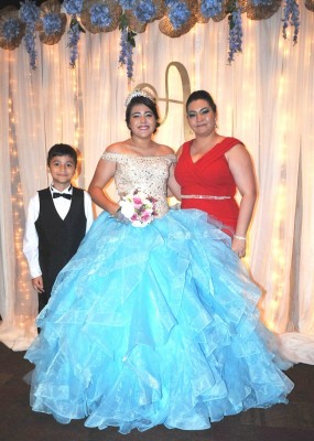 La preciosa quinceañera, Allyson Gutiérrez, junto a su hermanito Robert y su madre, la gentil dama doña Susana Cruz.