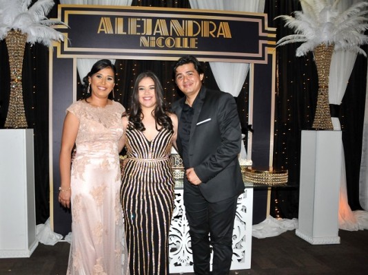 La quinceañera, Alejandra Nicolle, junto a sus padres, Brenda Discua y René Castellón