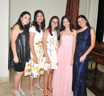 Lizeth Figueroa, Lucía Larios, Ana Oyuela, Isabella Rivera y Sofía Flores