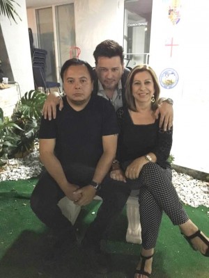 Lizeth hawit con Carlos sabillon y un amigo