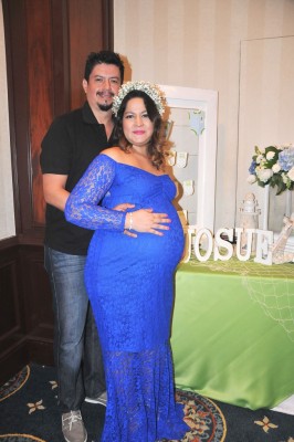 Los esposos Jorge Ernesto Monterrosa y Jenny Jackeline Espinoza de Monterrosa a la espera de su tercer retoño Josué