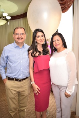 Los orgullosos padres de Claudia, María Gregorio y Claudia Fernández.