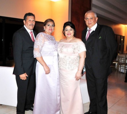 Los padres de la novia, Jorge Meléndez y Eva Ventura, junto a los padres del novio, Jilma Madrid y Ramón Castillo