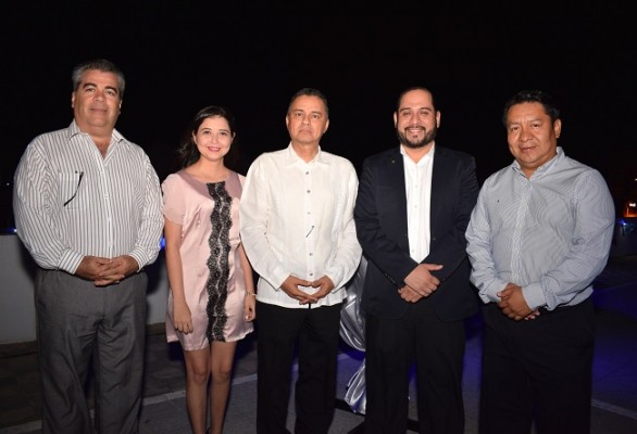 Luis Ferraté (Cónsul de Guatemala), Gina Bonilla, Reynaldo García (Director de la carrera de Turismo UTH), Ricardo Herrera (Cónsul de El Salvador) y Jorge García.