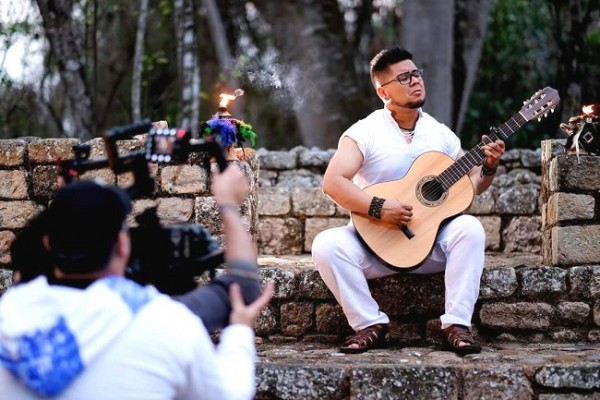 Manu Martínez durante la filmación de una de sus producciones musicales