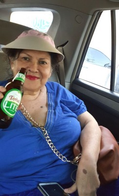 Maria Elena Silva Robles disfrutando su Toña bien fría