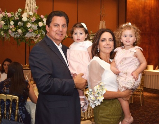 Mario y Sandra Canahuati junto a sus nietos