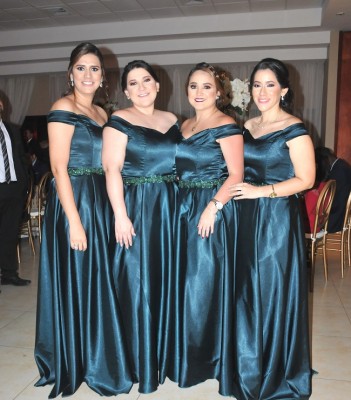 El cortejo de la novia: Marlen López, Iris Calix, Gabriela López y Sindy Zelaya