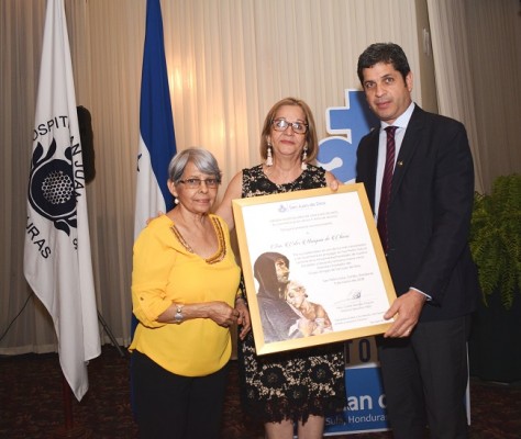 Martín Chicas recibió en nombre de su madre Esther de Chicas la placa de reconocimiento de parte del centro hospitalario