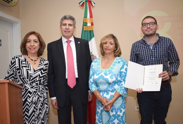 Maru Ramírez, Gilberto Limón y su esposa Maribel de Limón al otorgar el reconocimiento al Doctor Elmer Euceda Pérez