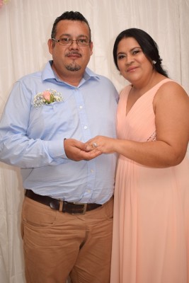 Marvin Aguilar y Sulma Hernández, padres del novio