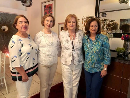 María Ernestina Tosta, Rebeca Selim, Ingrid de Yacamán y Frida Bendeck