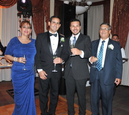 María Leticia Perdomo, junto a su hijo, Rafael Mejía, su hermano y su padre, el Dr. Rafael Mejía.