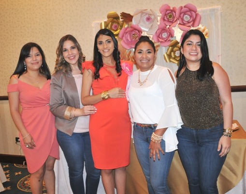 Mazie Osorio, Carolina Rodríguez, Jennifer de Carranza, Dilsa Villareal y Stefany Rodríguez