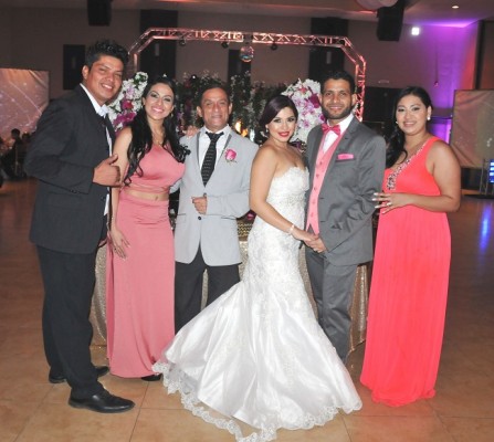 Nahun Mejía, Jenny Salinas; el padre del novio, René Salinas, Fabiola, Oswaldo y Kimberly Salinas