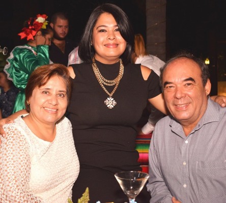 Nuestra amiga Fabiola Chavez ...con Celia y Roberto Pinto