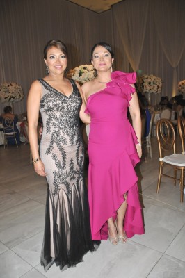 Nuria Cura y Gladys Valeriano, tías de la novia.